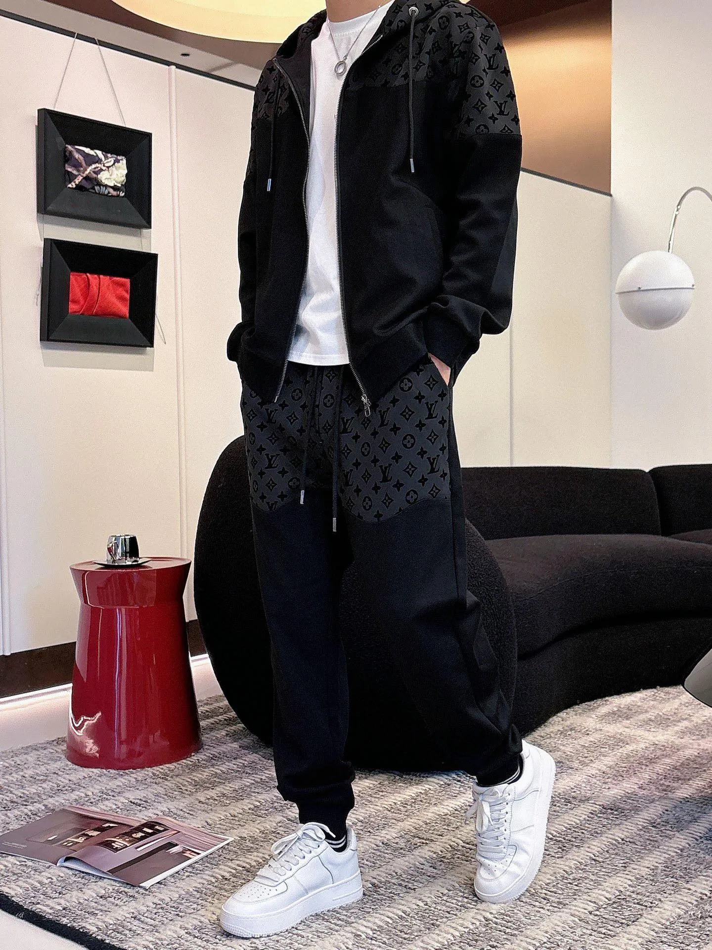 [LV Louis Vuitton] Hot-selling suit is coming. Focus on the original version of the official website. 2025 new hot-selling cardigan and sweatshirt suit. The original order is the best 🇭🇰. It is the meticulous work of top designers. It has a fitting and perfect upper body effect. All-natural high-quality Tencel Roman cotton 100%, close-fitting comfort, noble and elegant! Original hardware embodies elegance and nobility! Counter size: M-3XL (maximum wear up to 190 pounds)